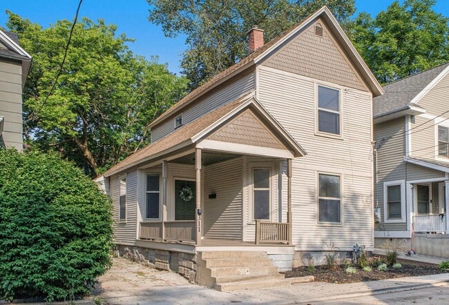 Building Photo - 311 Robey Pl SE