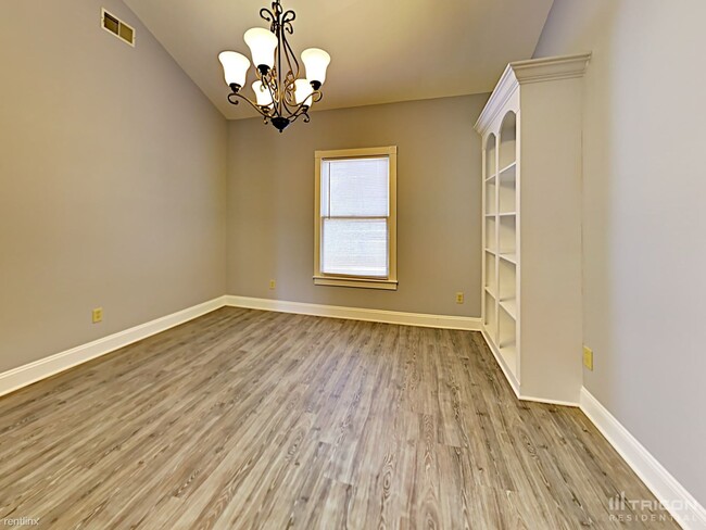 Building Photo - 242 Chisolm Cir