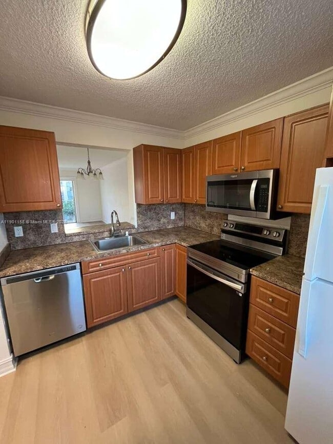 Foto del edificio - 8740 N Sherman Cir