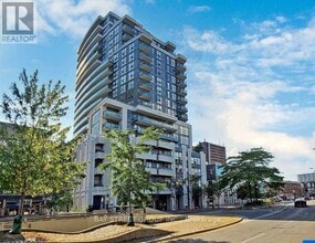 Building Photo - 736 Spadina Ave.