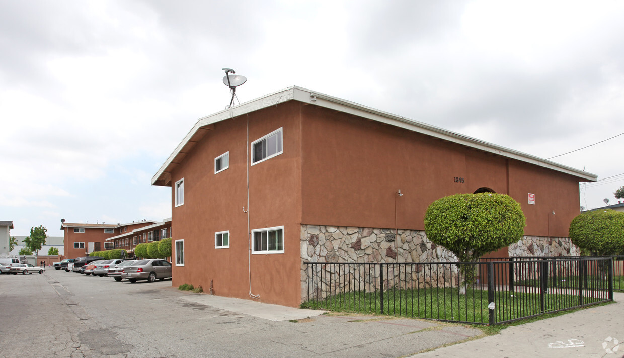 Primary Photo - 1345 S Greenwood Ave
