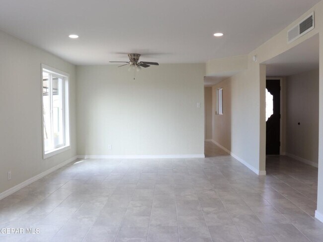 Foto del edificio - Beautiful 3 bed/2 baths and more for RENT