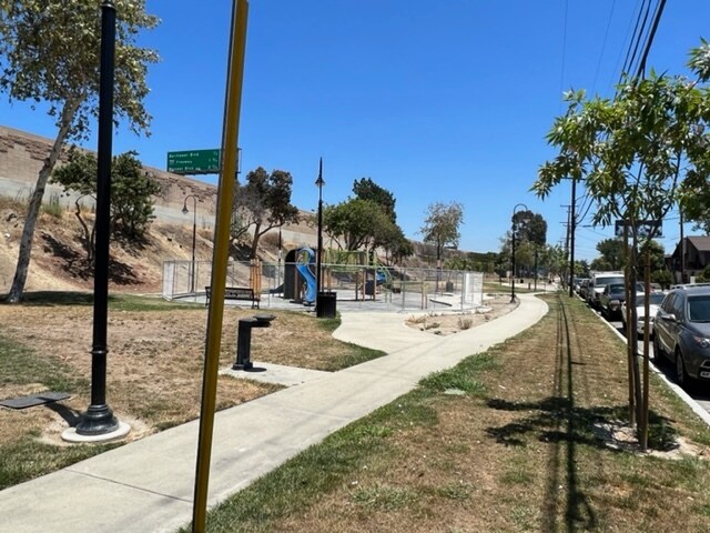 Parque al otro lado de la calle - 9248 Palm St