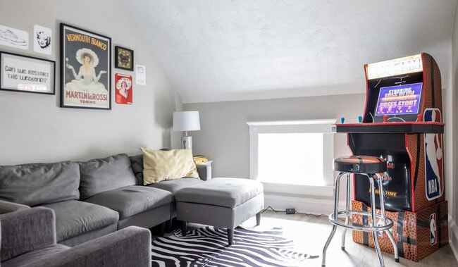 Building Photo - 6011 Ellen Ave