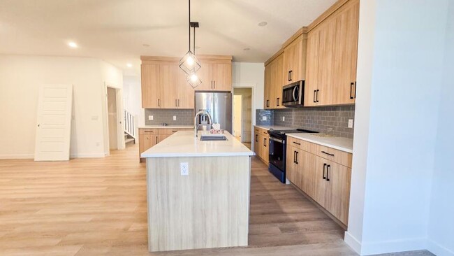 Building Photo - 4.0 bedroom in Chestermere Alberta T1X 2S8