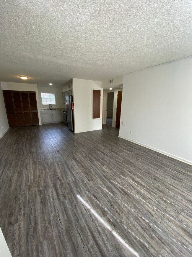Building Photo - 2 bedroom/1 bath condo with off-street par...