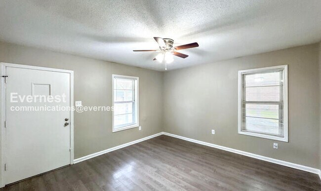 Foto del edificio - 7031 Saddlebrook Dr