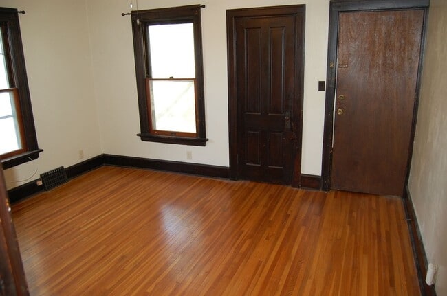 Building Photo - Cozy 2nd floor apt in Near South!