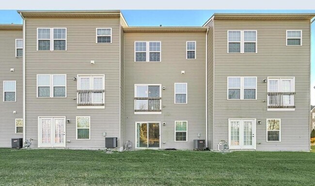 Building Photo - Regent's Glen - 3 bedrooms 2.5 baths!