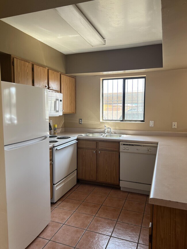 Building Photo - 140 E Pastime Rd