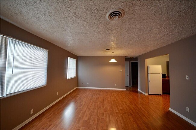 Foto del edificio - 115 N Main St