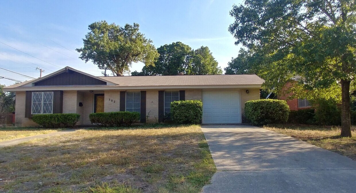 Primary Photo - 302 Green Meadow Blvd