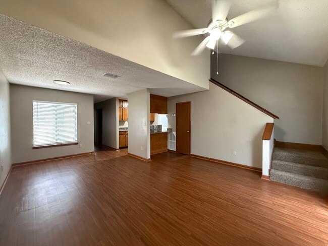 Building Photo - 2 story townhome on Hilaman golf course!