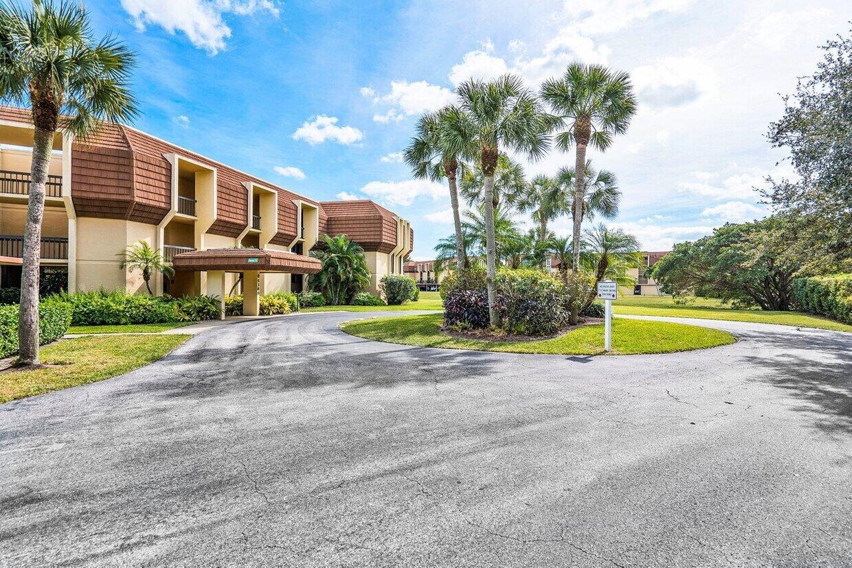 Primary Photo - 5380 Woodland Lakes Dr