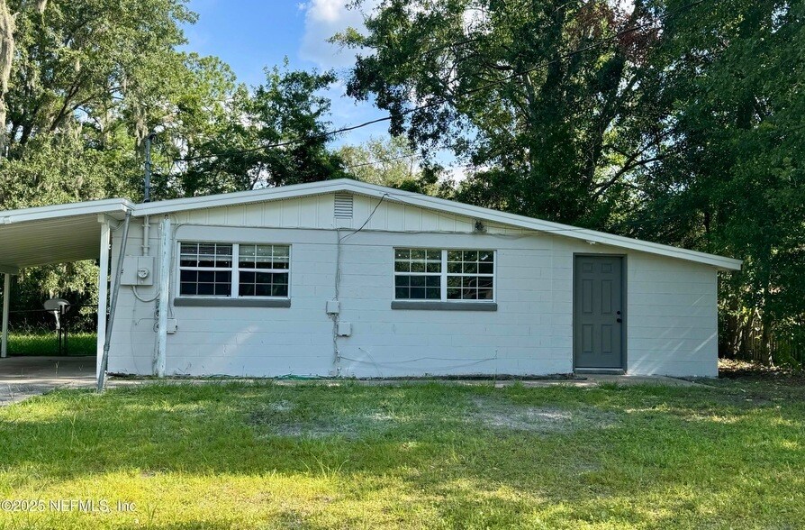 Foto principal - 7054 Red Robin Dr
