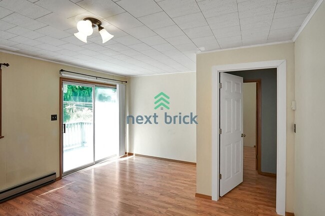 Building Photo - Charming 4 BEDS & 1.5 BATH SINGLE FAMILY H...