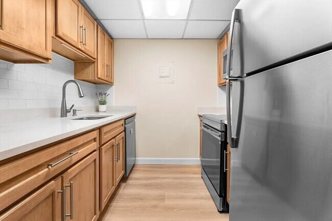 Foto del edificio - "Spacious 1-Bedroom Retreat with Gleaming Hardwood Floors in Chestnut Hill"