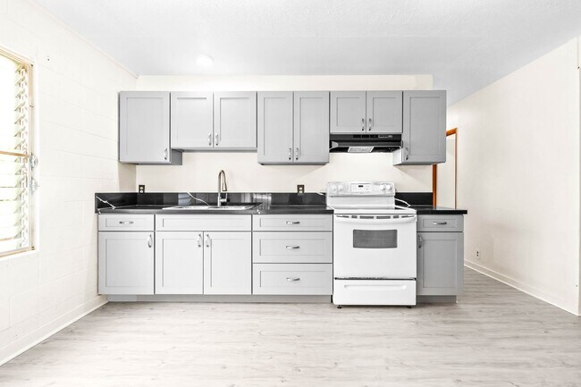 Building Photo - Newly renovated 3/1 with 2 Parking stalls