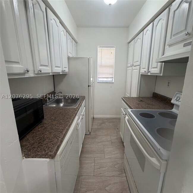 Building Photo - 10905 N Kendall Dr