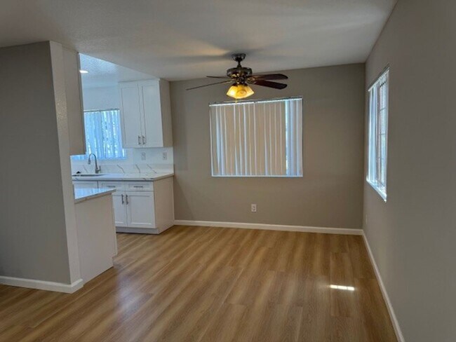 Foto del edificio - BEAUTIFUL NEWLY REMODELED 2 BEDROOM/1 BATH...