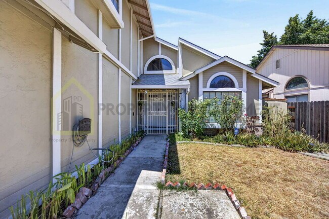 Foto del edificio - Spacious 4-Bedroom Retreat with 2.5 Baths