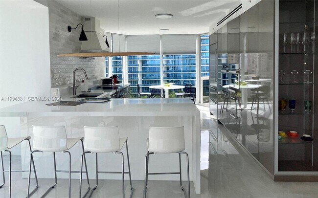 Foto del edificio - 17555 Collins Ave