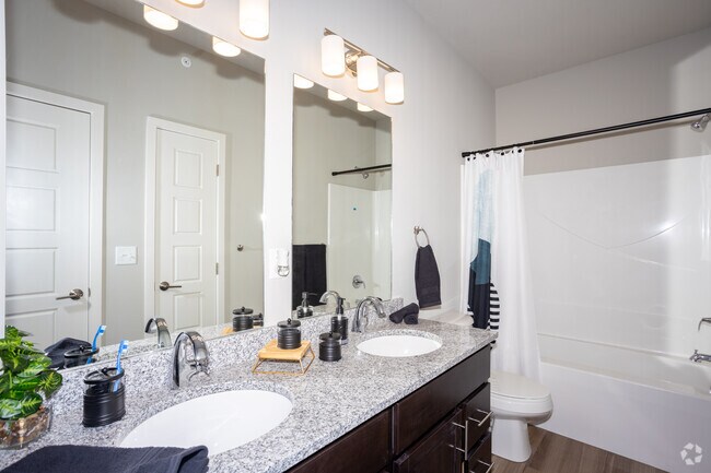 1 BR, 1BA - 904SF, primer baño - Sterling at Prairie Trail North