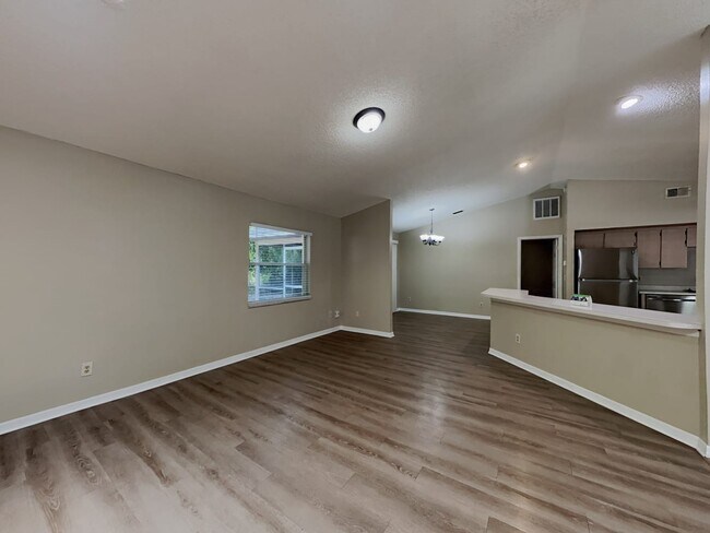 Building Photo - 943 Hemingway Dr