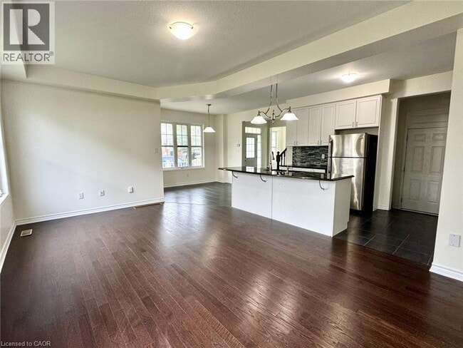 Building Photo - 2 Blue Oak St