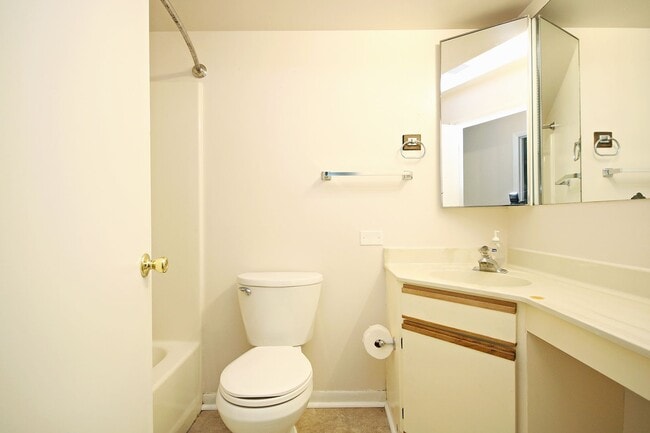 Building Photo - Lower-Level Turtle Creek Apartment