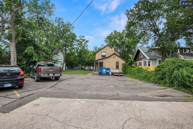 Atrás - 620 8th Ave S