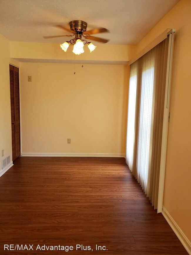 Building Photo - 259 University Dr