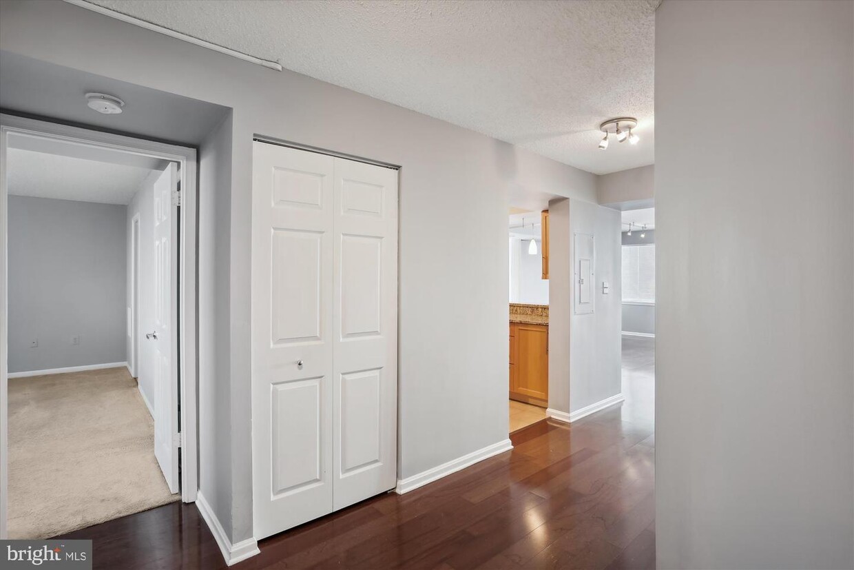 Primary Photo - 10101 Grosvenor Pl