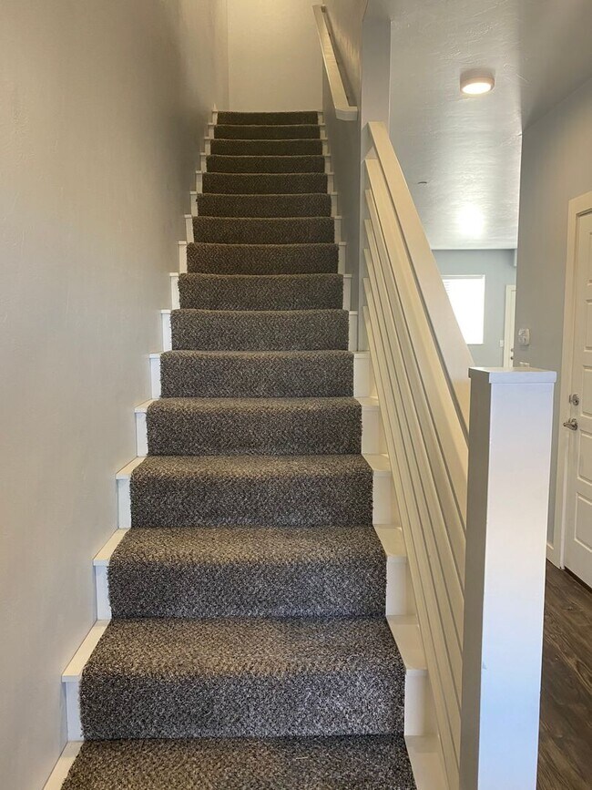 Building Photo - 1/2 off 1st month 3 bedroom, 2.5 bathroom,...