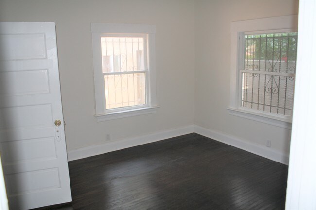 Building Photo - 2433 W Jefferson Blvd