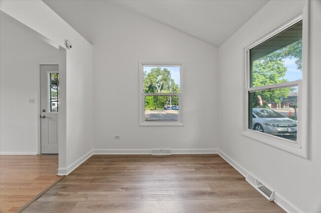 Foto del edificio - 1607 N Cedar Lake Rd