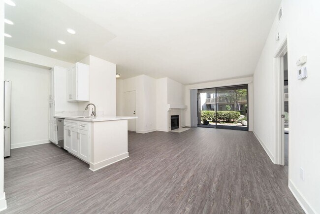 Foto del edificio - Remodeled, ground level, 1 bedroom, 1 bath condo in Lakeside Garden Grove Community