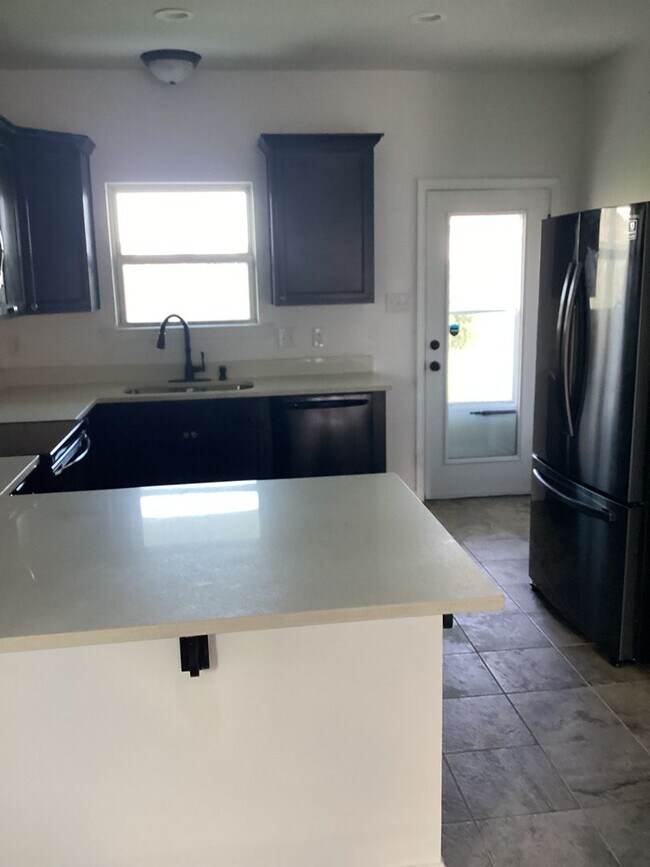 Building Photo - Great Location! 3 bedroom 2 bath!