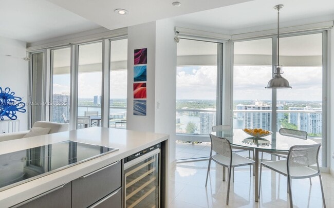 Foto del edificio - 7000 Island Blvd