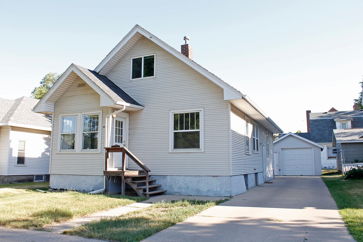 927 3rd St, Brookings, SD 57006 House Rental in Brookings, SD