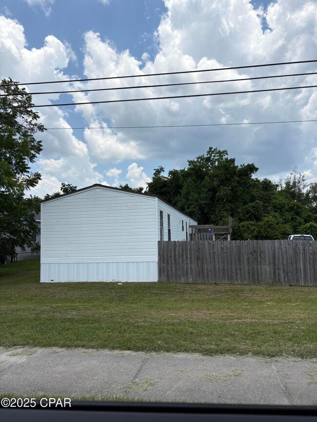 Building Photo - 124 N Berthe Ave