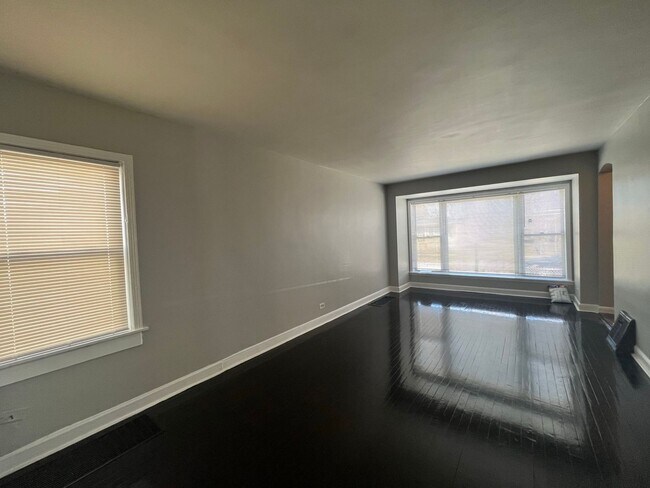 Foto del edificio - Renovated and Spacious 5-bedroom, 2-bathro...