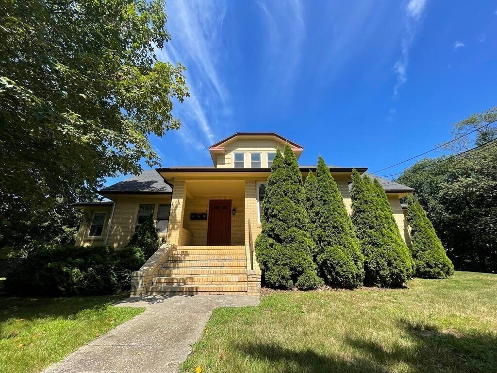 350 Plain St Unit 1R, Braintree, MA 02184 Room for Rent in Braintree