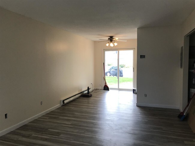 Building Photo - G4 Grandview Dr