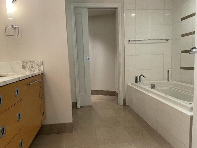 Foto del edificio - To register for the showing time below, no...