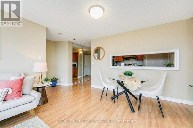 Photo du bâtiment - 90 Dale Ave