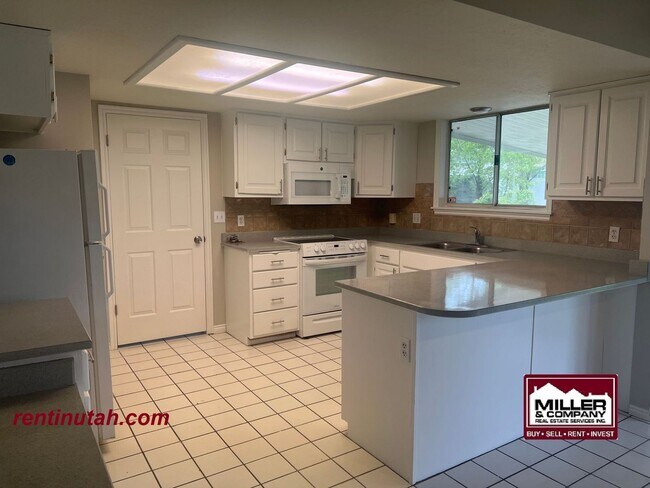 Building Photo - Beautiful newly remodeled home in Sandy Fo...