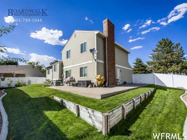 Foto del edificio - Updated 5-Bedroom Home in Sandy