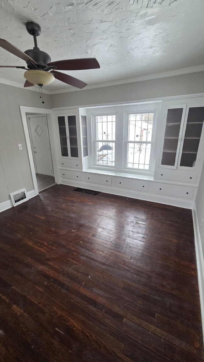 Building Photo - 4 Bedroom 2 Bath - Split Level Single Family Home!