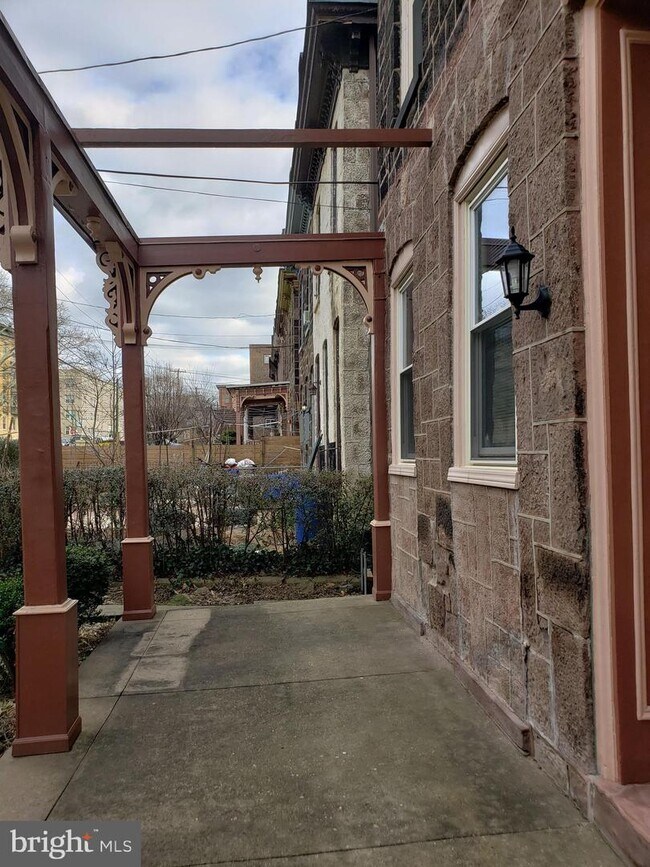 Foto del edificio - 4224 Chester Ave